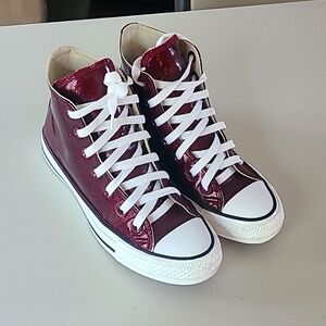 High top converse 5.5. In good condition.